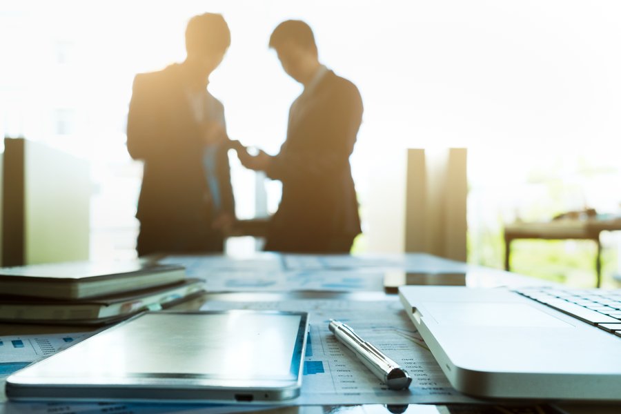 Vertrauliches Beratungsgespräch zwischen Geschäftspartnern
