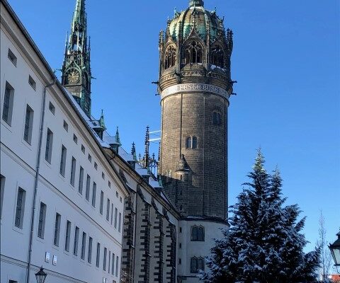 Schlosskirche in Wittenberg mit Schnee