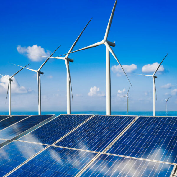 Photovoltaik-Anlage mit Windrädern in Natur